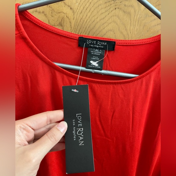 Chic Red Blouse with Button Details - Picture 2 of 4